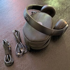 Apple Beats Solo3 Wireless Headphones with case